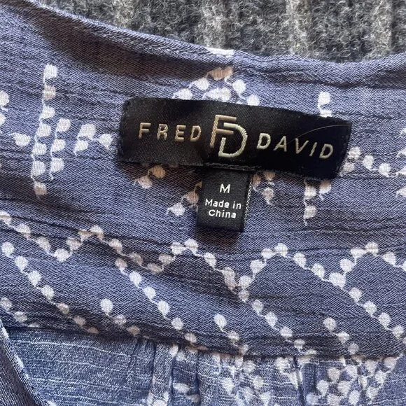 Fred David Top Womens Med Blue White Geo Aztec 3/4 Sleeve V Neck Hi Low Blouse - Picture 7 of 8